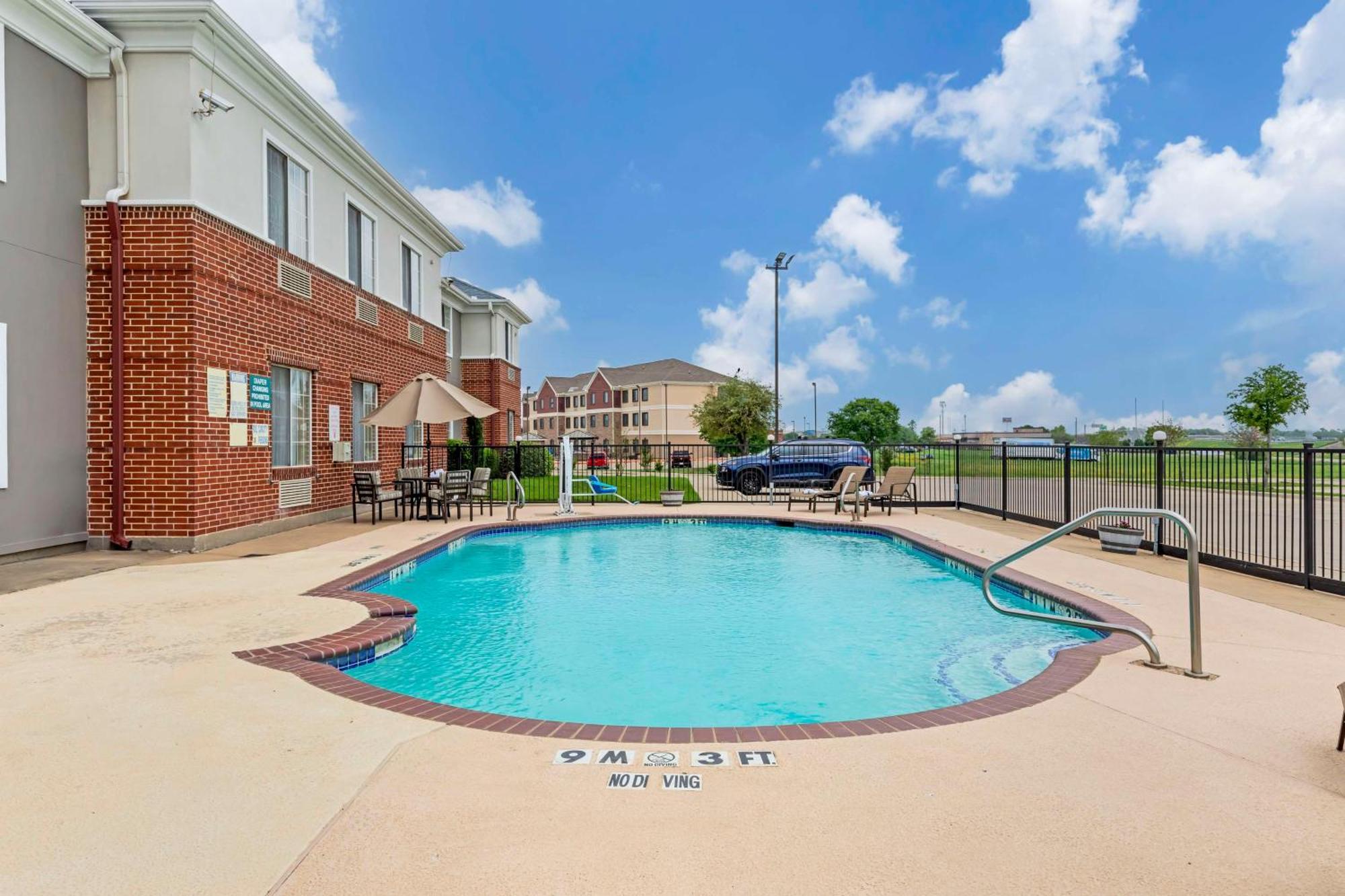 Best Western Fort Worth Inn And Suites Exterior photo